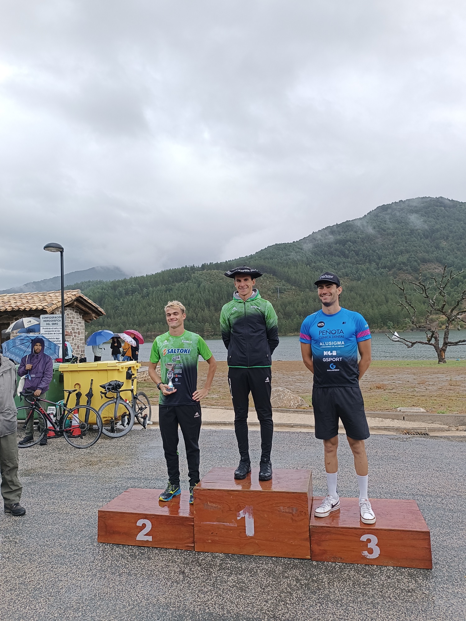 Jornada matinal de triatlón pasada por agua (Nagore 2023)